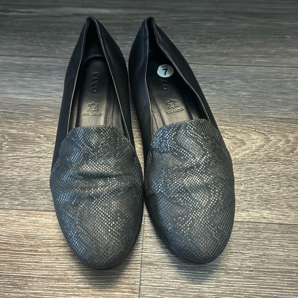Ecco black leather flats woman’s size 7 (n74)